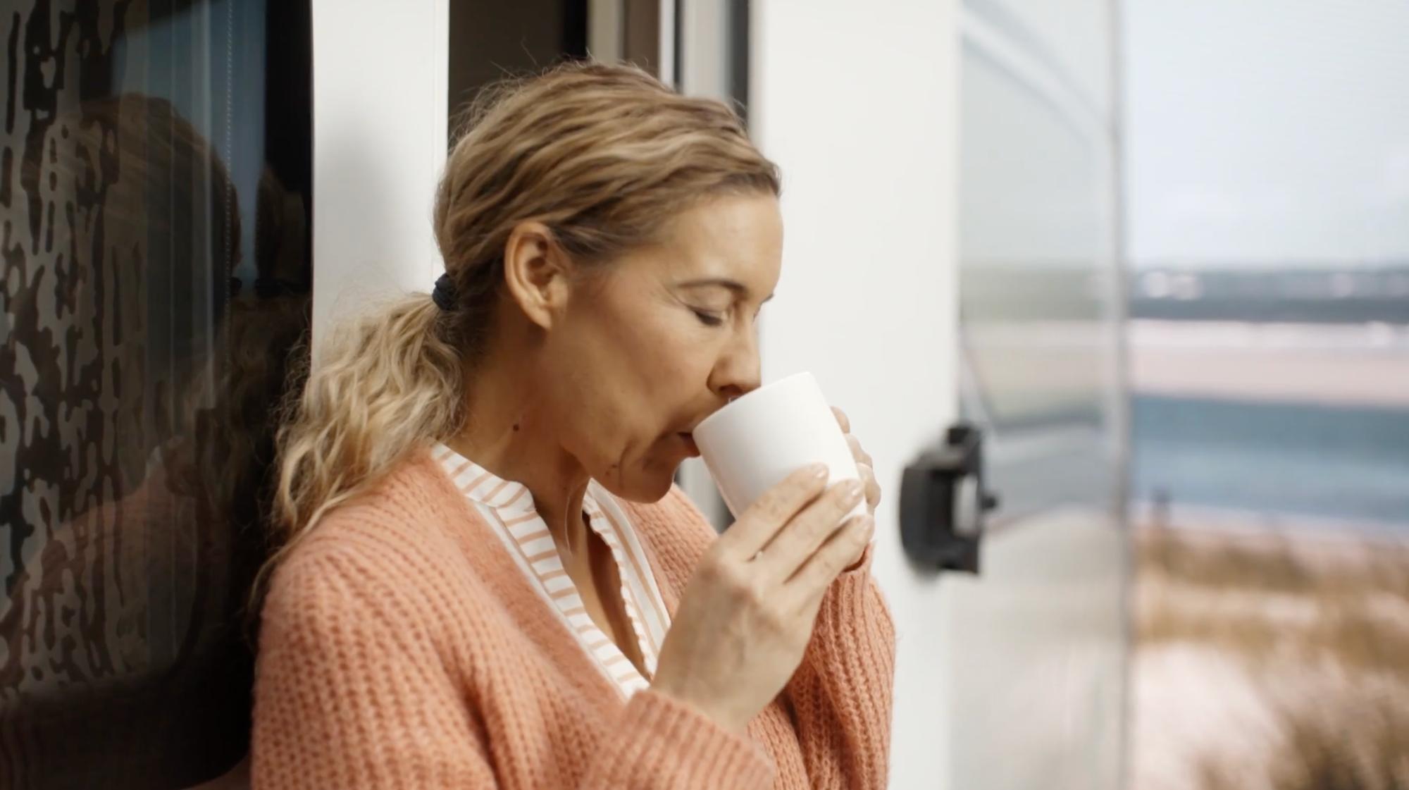 Weißer NEXT 380 Caravan in der Heckansicht mit modernem Wabendesign und aerodynamischer Form auf weißem Hintergrund