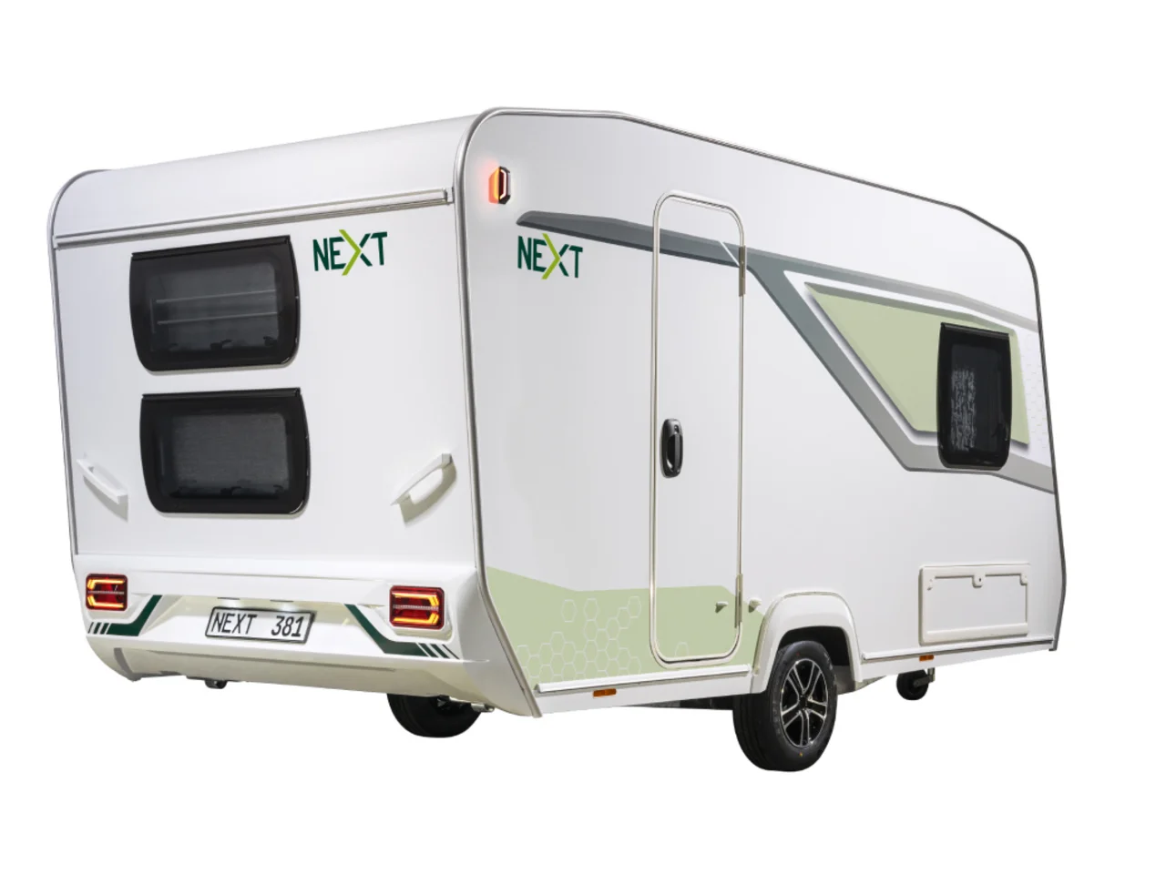 Weißer NEXT 381 Caravan in der Heckansicht mit zwei Fenstern und modernem Wabendesign auf weißem Hintergrund